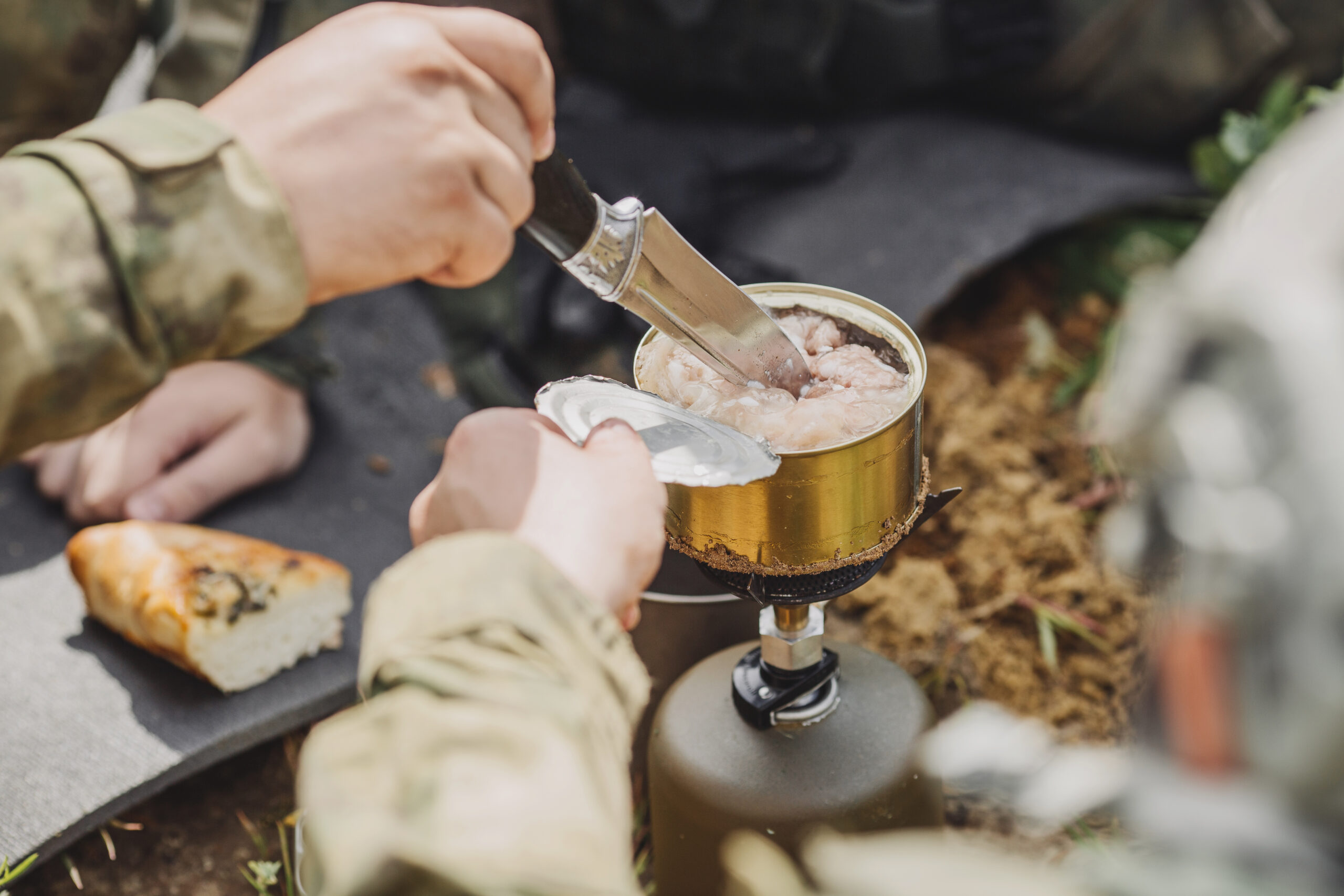 Soldiers,Team,Eating,On,The,Battlefield